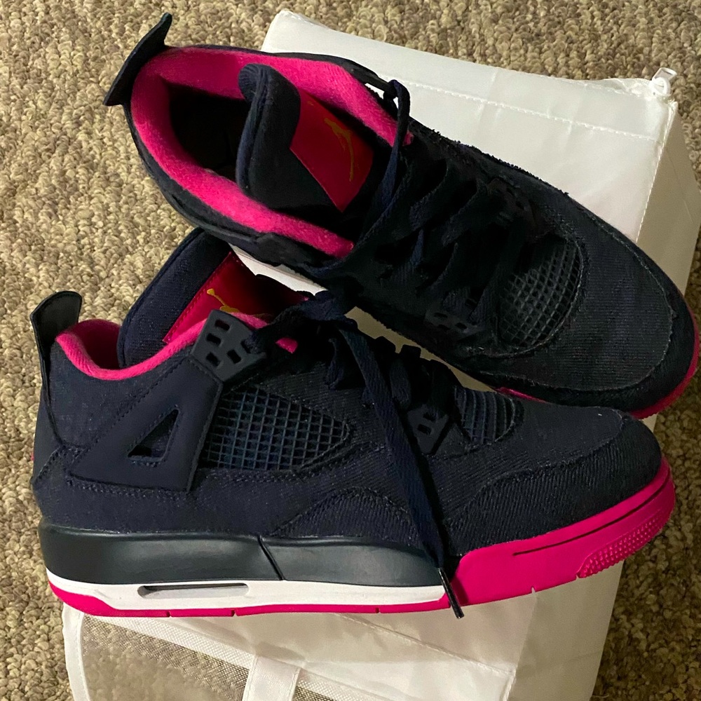 Female JORDAN 4  in a size 7